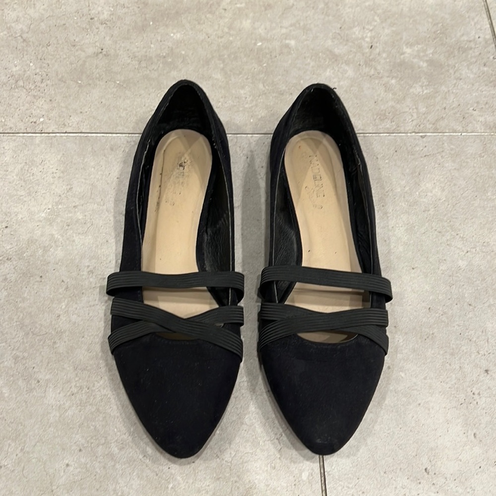 Black point toe flats